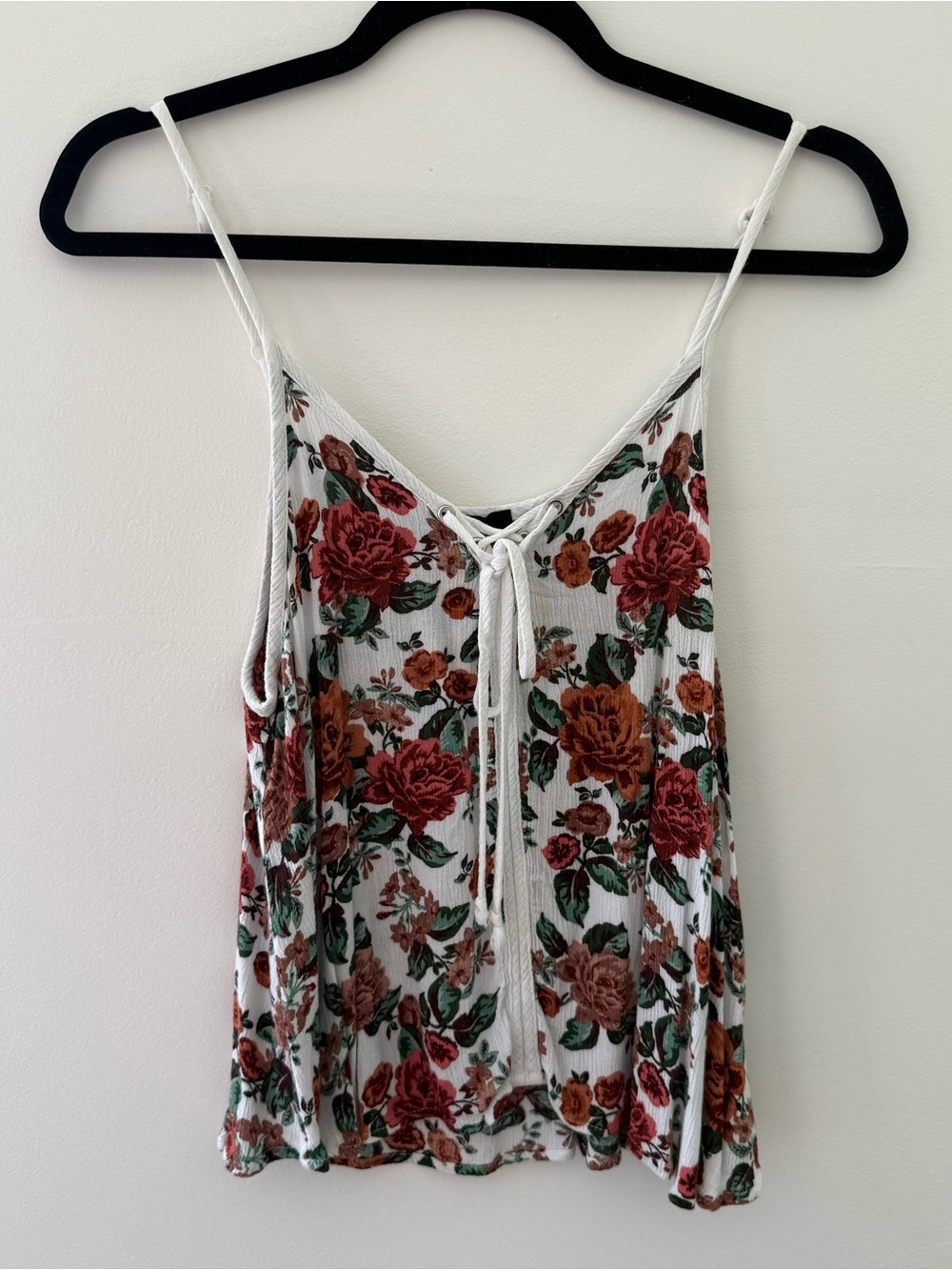 Ambiance White Floral Lace-Up Camisole with Red & Rust Roses
